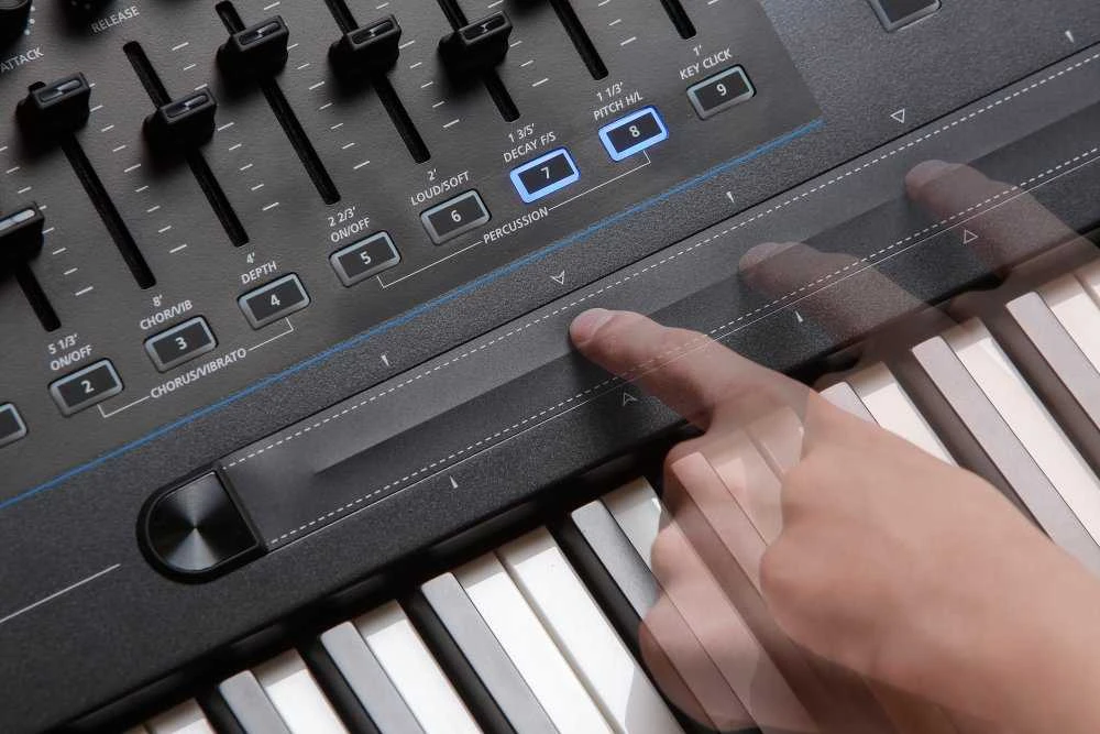 Kurzweil K2700 - sintezatorius/darbo stotis