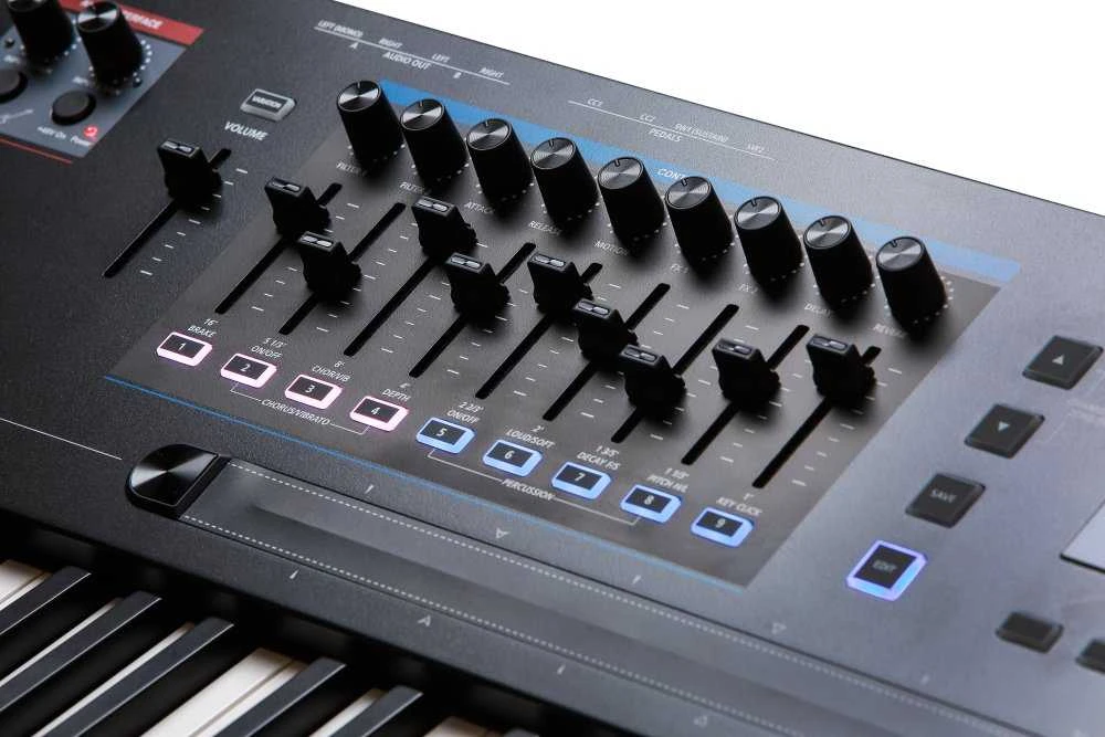 Kurzweil K2700 - sintezatorius/darbo stotis