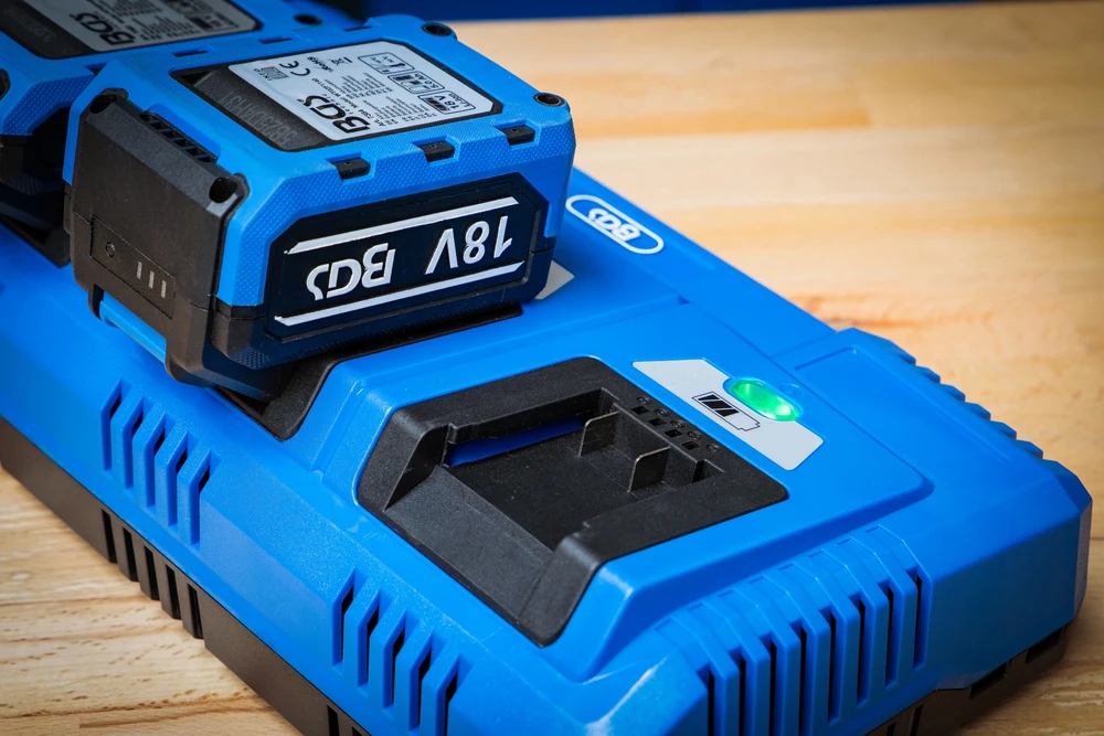 Bgs Technic Daugializdė akumuliatorių įkrovimo stotelė | 18 V | 3 × 2,5 A | BGS (7385)