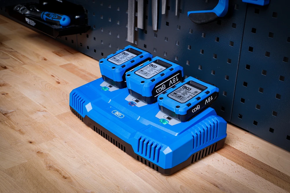 Bgs Technic Daugializdė akumuliatorių įkrovimo stotelė | 18 V | 3 × 2,5 A | BGS (7385)