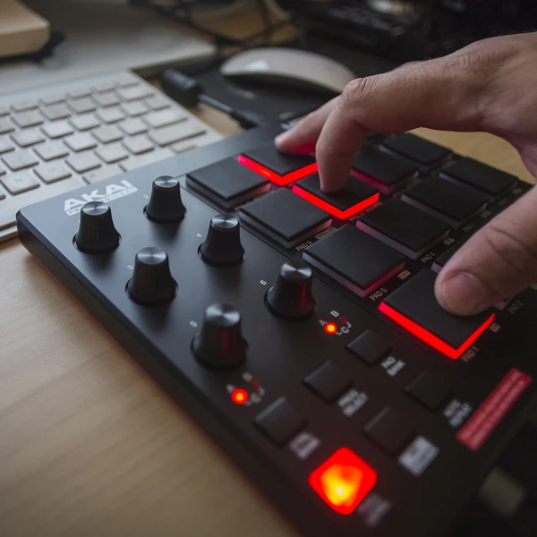Akai MPD218 garsų maišiklis Juoda