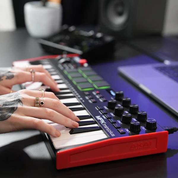 AKAI MPK Mini Play MK3 klaviatūra, juoda/raudona