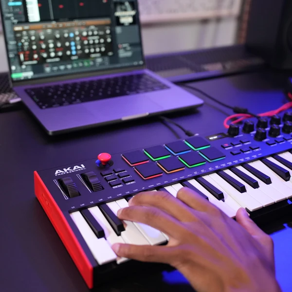 AKAI MPK Mini Play MK3 klaviatūra, juoda/raudona