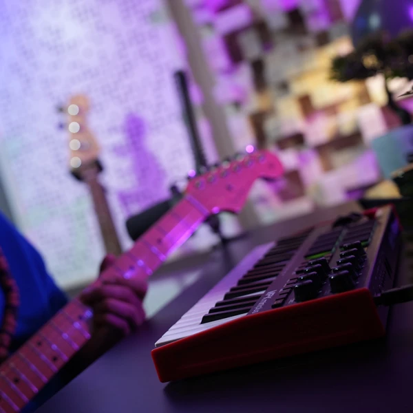 AKAI MPK Mini Play MK3 klaviatūra, juoda/raudona