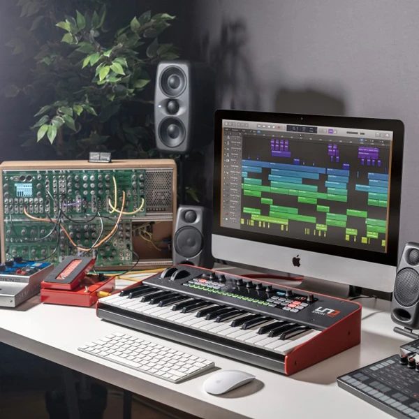 IK Multimedia Uno Synth Pro X - analoginis sintezatorius