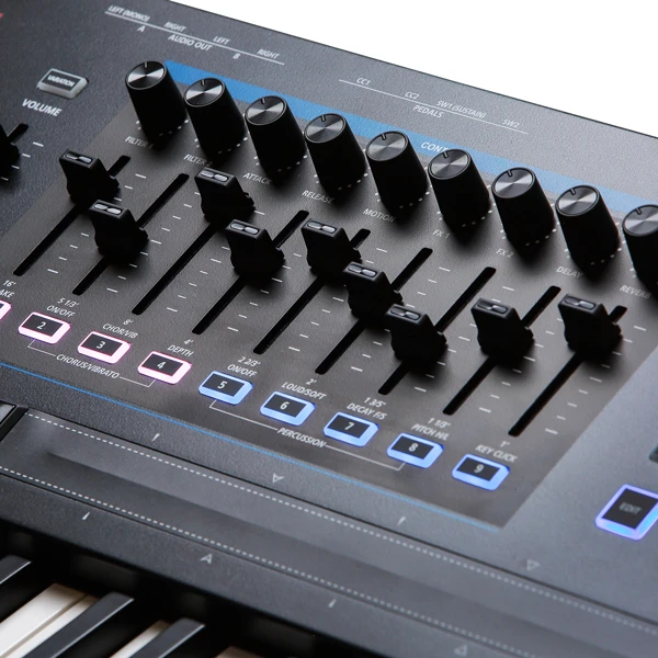 Kurzweil K2700 - sintezatorius/darbo stotis