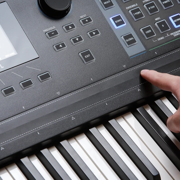 Kurzweil K2700 - sintezatorius/darbo stotis