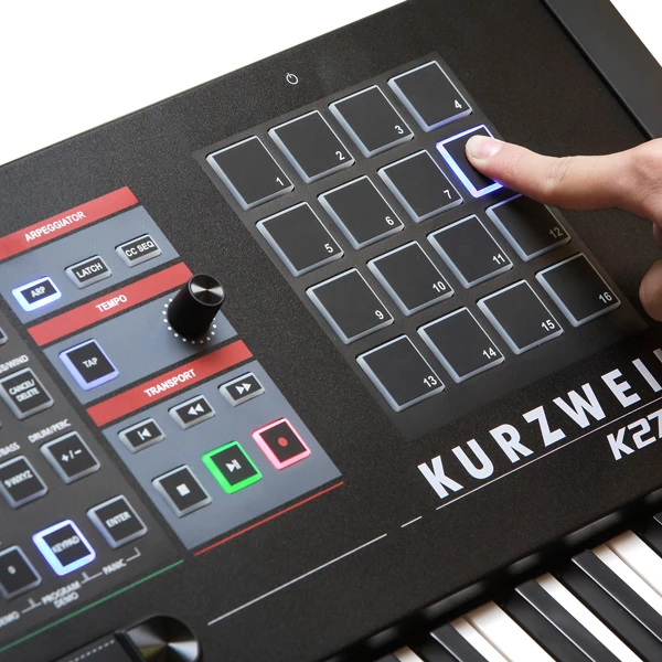 Kurzweil K2700 - sintezatorius/darbo stotis