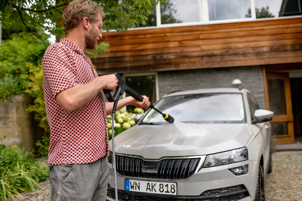 Kärcher plovykla plaunant automobilį