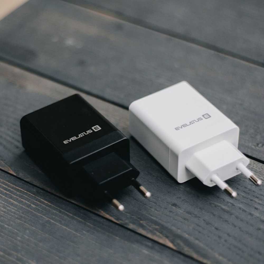 Evelatus ETC06 Premium 32W adaptīvs 3 Portu 5V-12V 2x USB / USB-C Tīkla lādētājs Bats