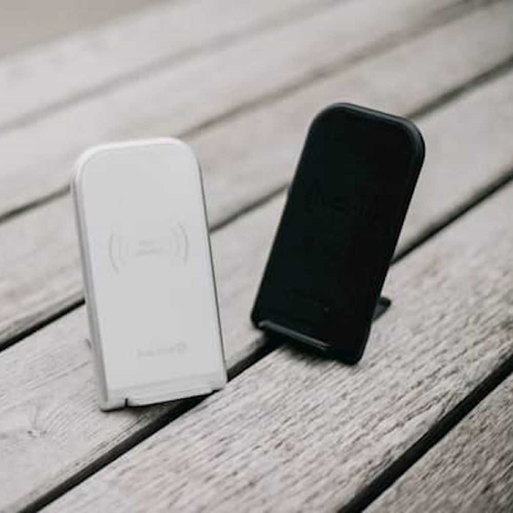 Evelatus EWD01 15W Bezvadu lādētājs ar izveklamu Klipša Statīvu priekš Telefona USB-C Melns