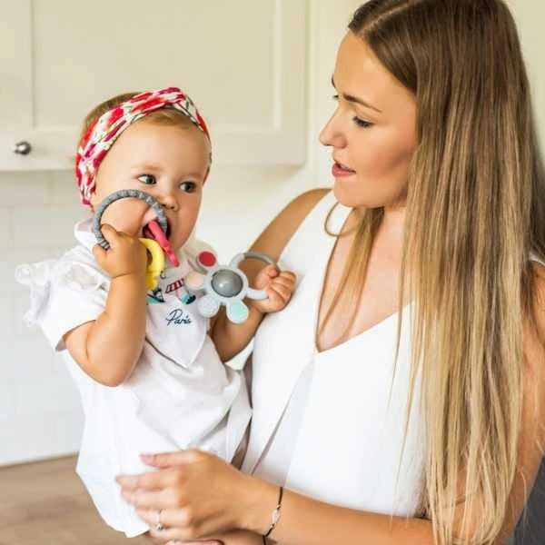 Baby Ono BABYONO kramtukas su barškučiu ORTHO