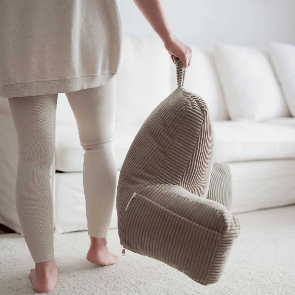 FLUMI skaitymo pagalvė su porankiais ir kišenėmis VELOUR, rusvai gelsvas