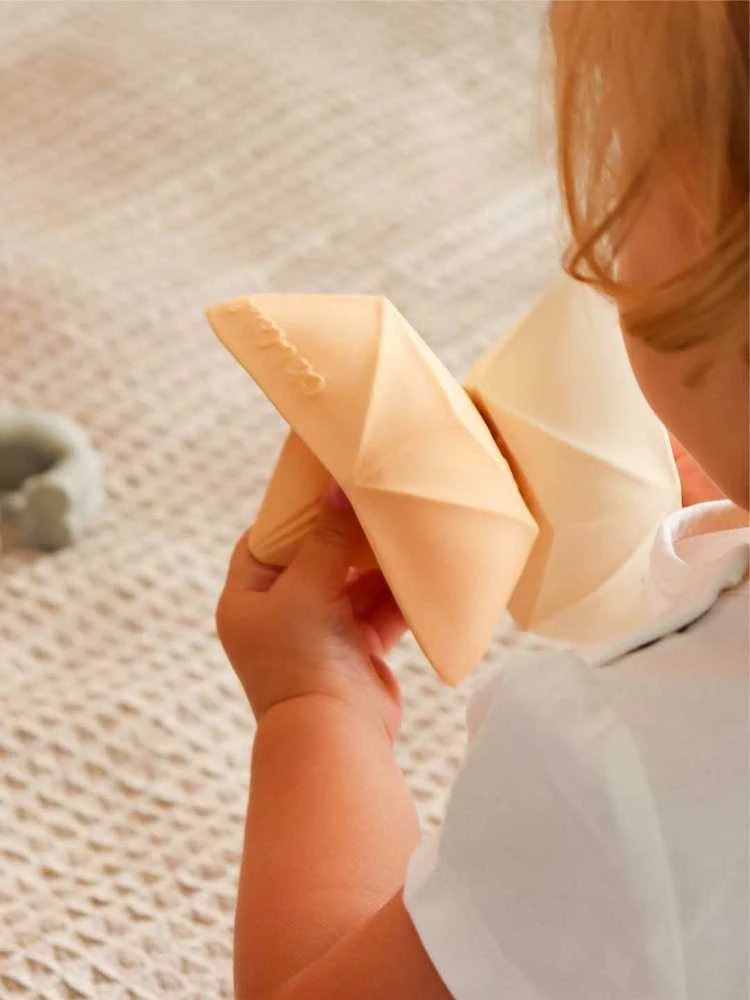 OLI&CAROL natūralios gumos kramtukas ORIGAMI BOAT NUDE