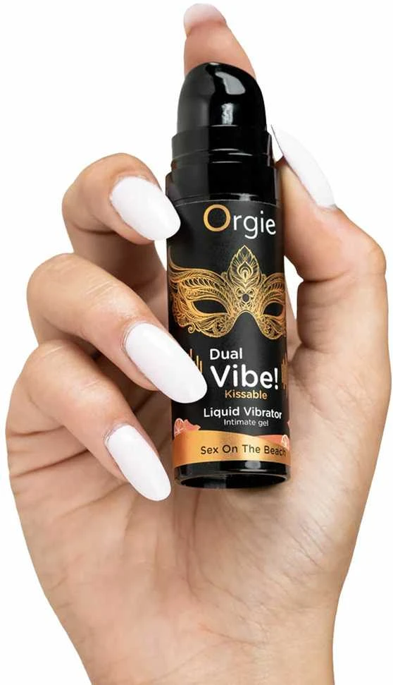 Orgie – dvigubos vibracijos seksas paplūdimyje bučiuojamas skystas vibratorius