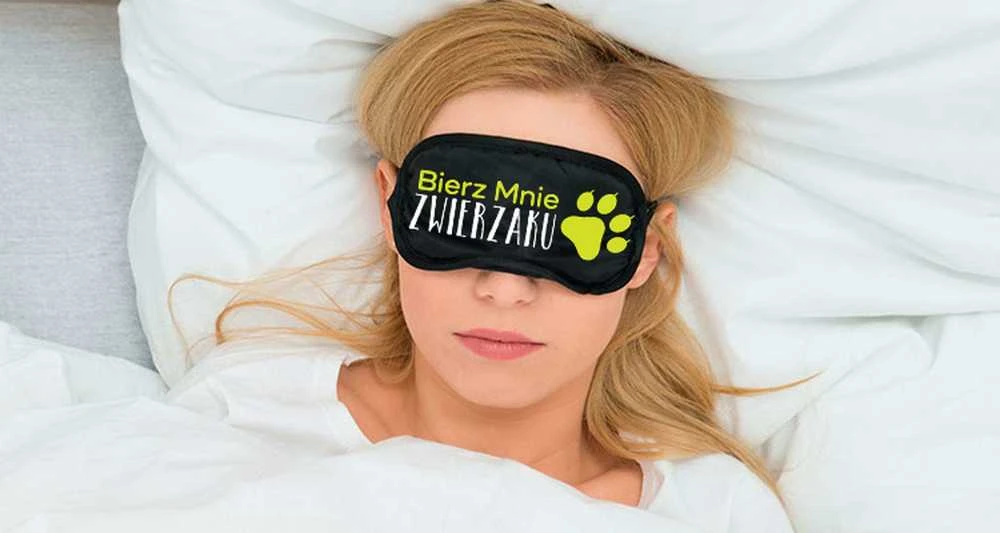 Juoda akių kaukė su užrašu