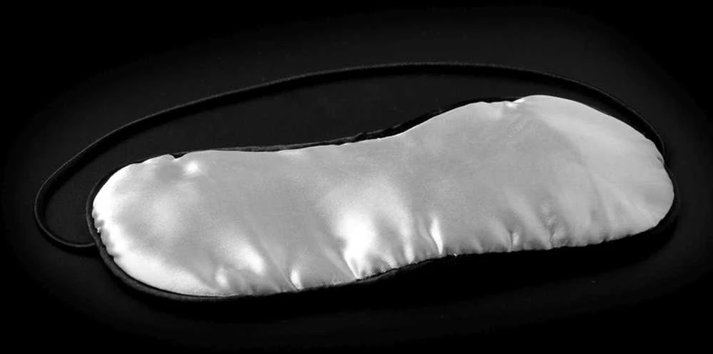 Atlasinė akių kaukė užrištomis akimis