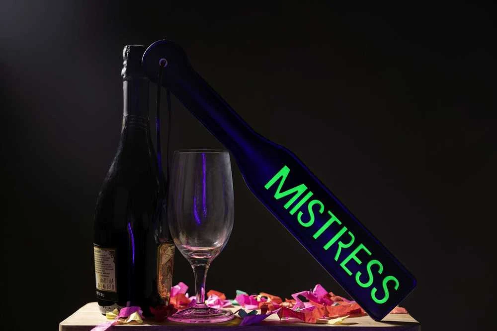 Mistress modelio aksesuaras su švytinčiu užrašu