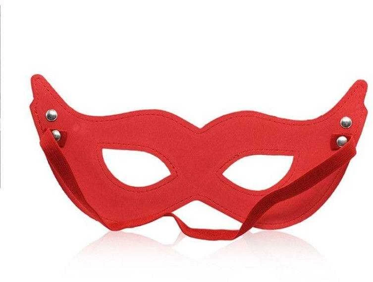 Raudona fetrinė bdsm kaukė su kniedėmis