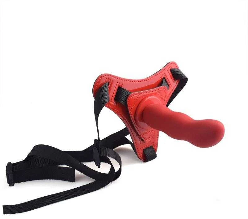 Toyz4Lovers Raudon viliojantis strap-on dildo su petnešėlėmis
