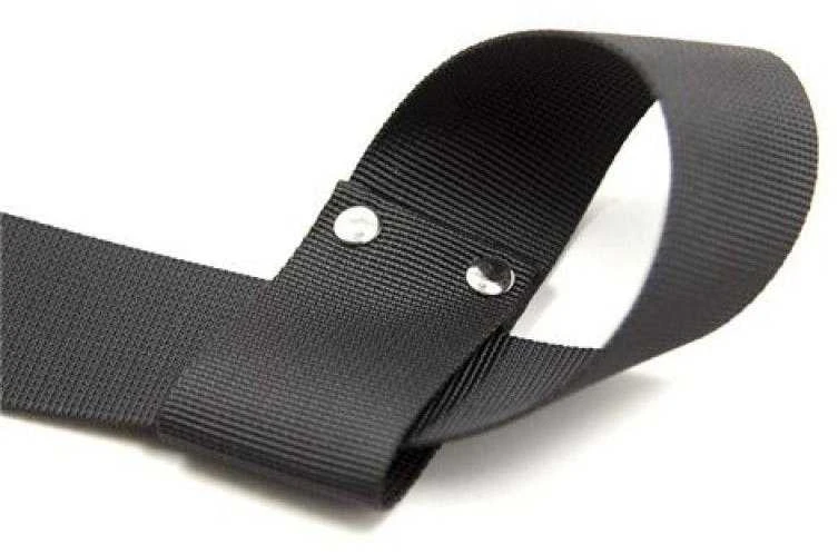 Juodas BDSM dirželis su kniedėmis