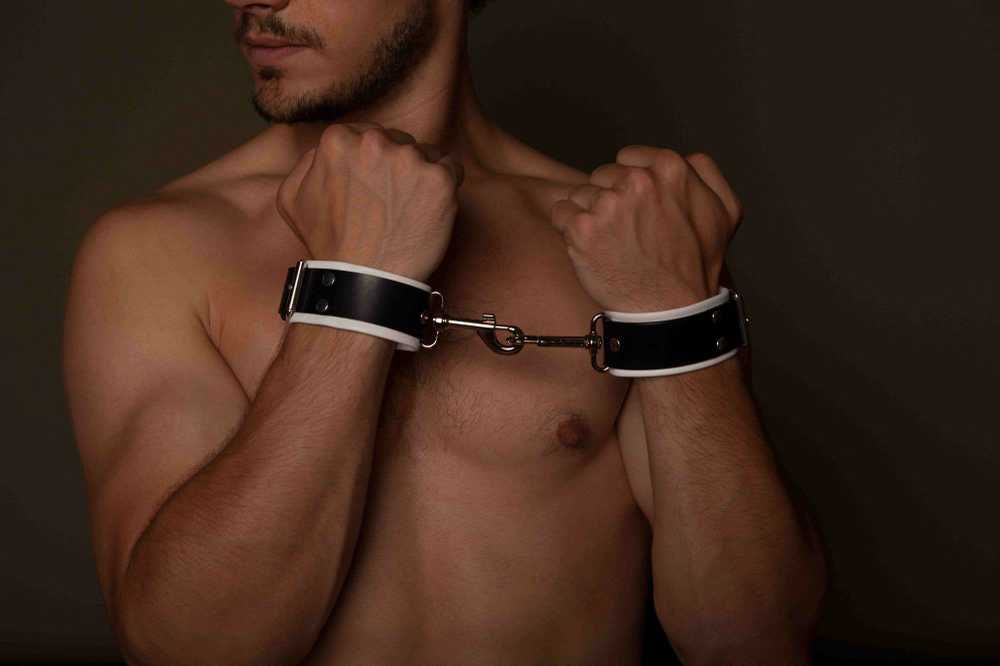 Whips Collections Handcuffs - Handcuffs vyrams, su užsegamais kabliukais, balta