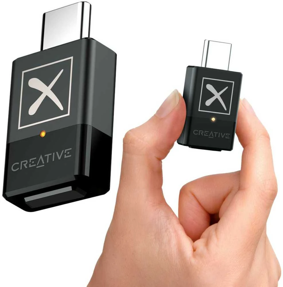 Creative BT-W5 Bluetooth siųstuvas rankoje