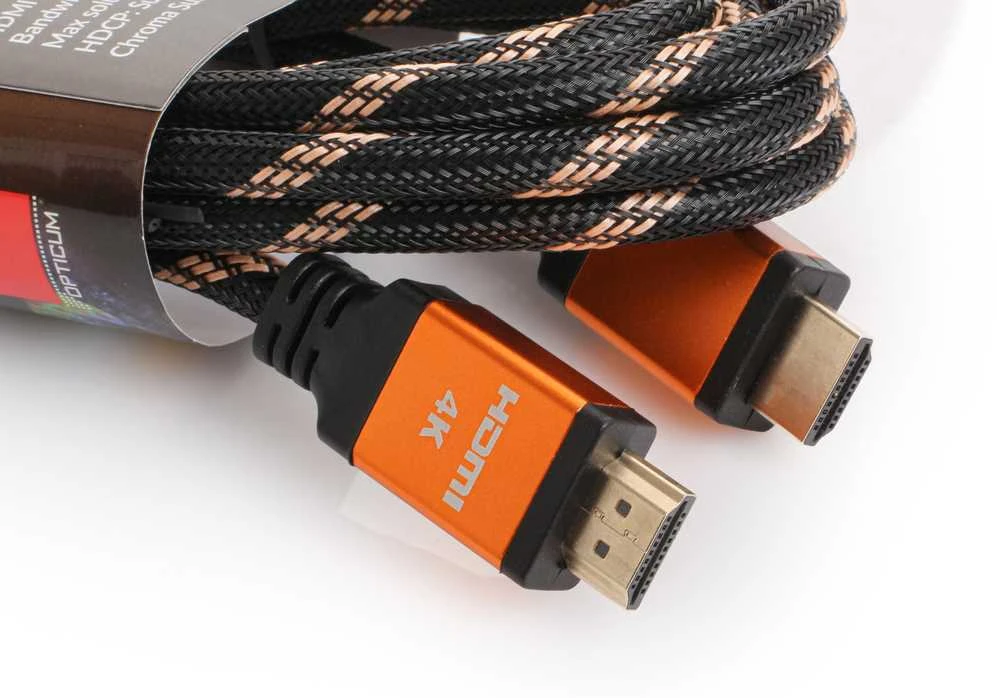 HDMI kabelis su oranžinėmis jungtimis