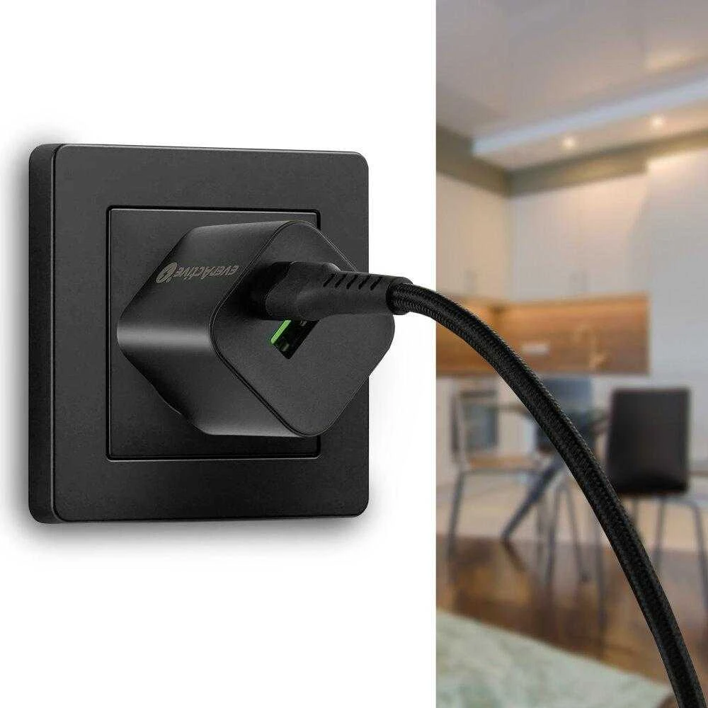 USB-C laidas įjungtas į sieninį kroviklį