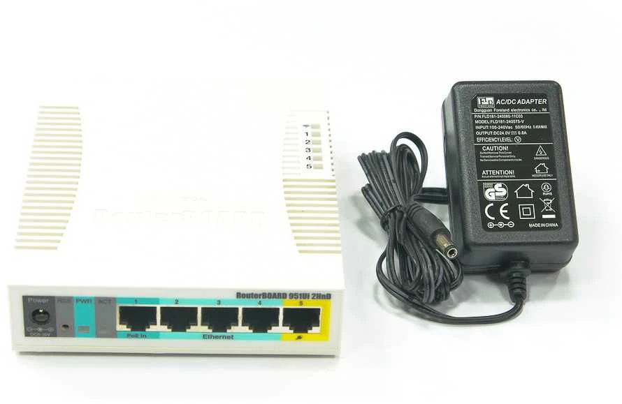 Šakotuvas Maršrutizatorius MikroTik RB951Ui-2HnD (xDSL (cable connector LAN), 2,4 GHz)