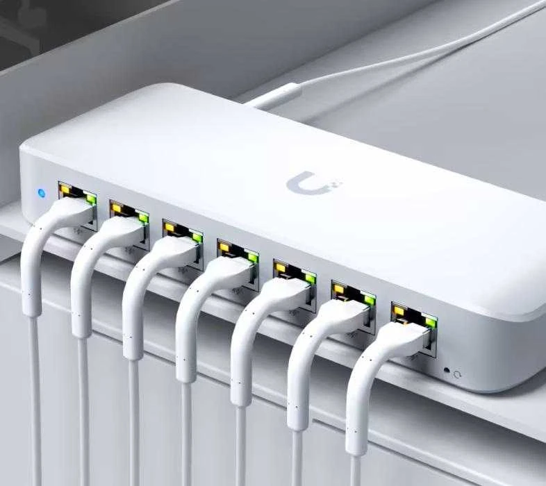 Šakotuvas Ubiquiti | Komutatorius | USW-Ultra | Valdomas L2 | Montuojamas į lentyną | Gigabito Ethernet (varinis) jungčių kiekis: 8 | PoE/PoE+ jungčių kiekis: 7