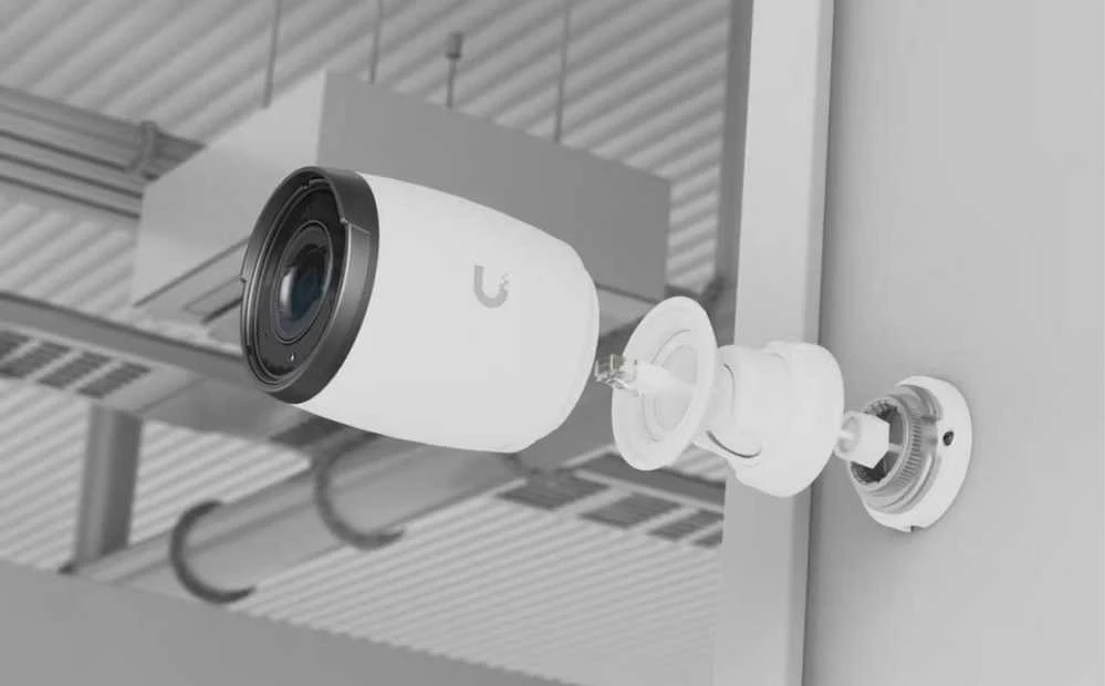 UBIQUITI AI PRO Baltas VIDAUS/LAUKO 4K POE KAMEROS SU 3X OPTINIU PRIartinimu, ILMO ATSTOVIMO IR NAKTINIU RODYMU IR PAtobulintomis DI APTIKROS GALIMYBĖMIS