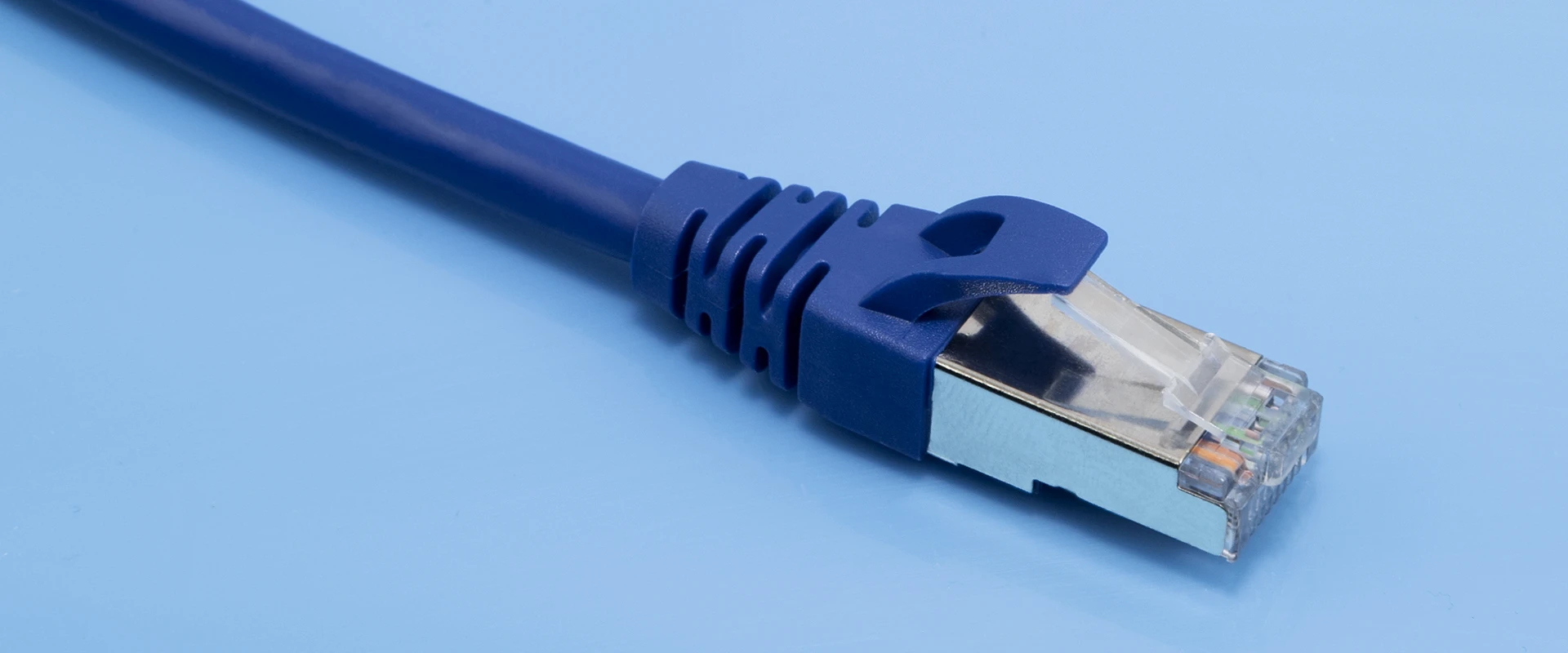 Qoltec Kabelis Patchcord FTP | CAT6 | 2 x RJ-45 | 1,5 m | Didelis greitis | Auksas | Ekranovany aprašymas - Prekės nuotrauka