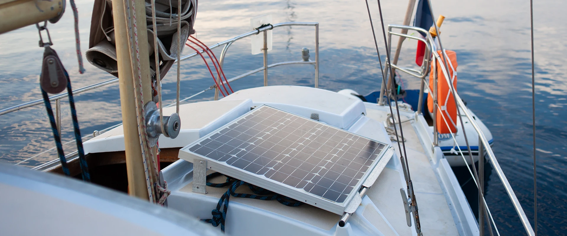 Qoltec Solarny regulator ładowania MPPT su czujnikiem temperatury 20A |12V / 24V | LCD | 2 x USB | GEL | LiFePO4 aprašymas - Prekės nuotrauka