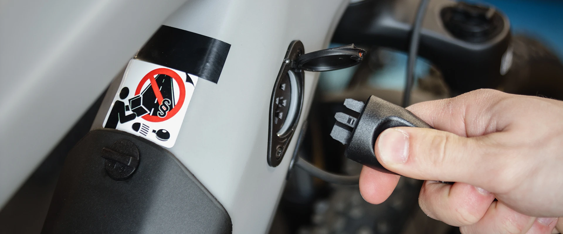„Qoltec Fast“ įkroviklis elektriniam dviračiui 36V | 42V | 2A | Bosch 3 kontaktų kištukas + maitinimo laidas aprašymas - Prekės nuotrauka