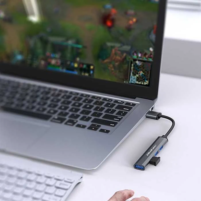 Qoltec USB 3.0 šakotuvas prijungtas prie nešiojamojo kompiuterio