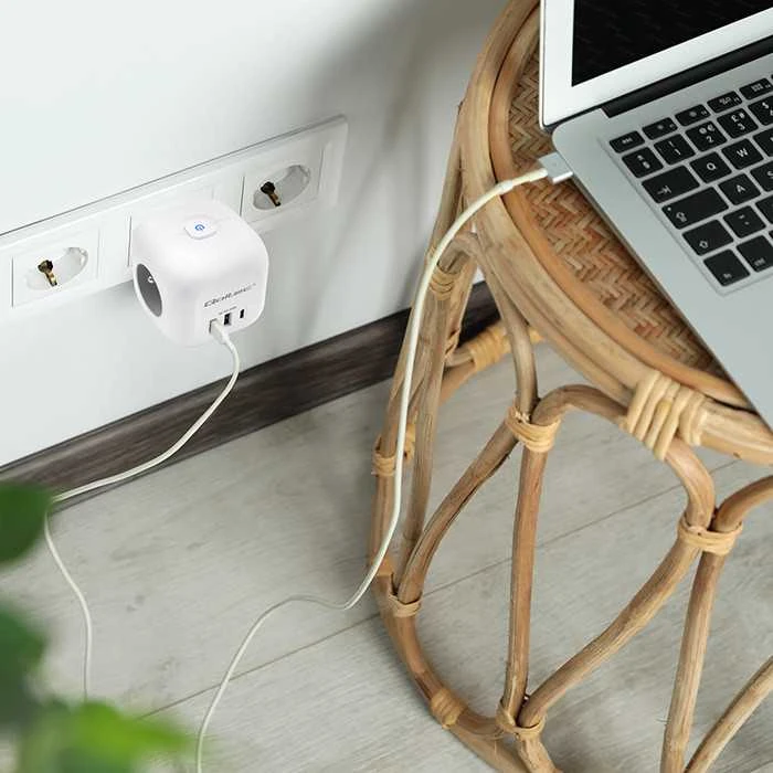 Daugiafunkcinė Qoltec galios kubikė su apšviečiamu jungikliu 3x AC 2x USB 1x USB-C PD 20W Balta