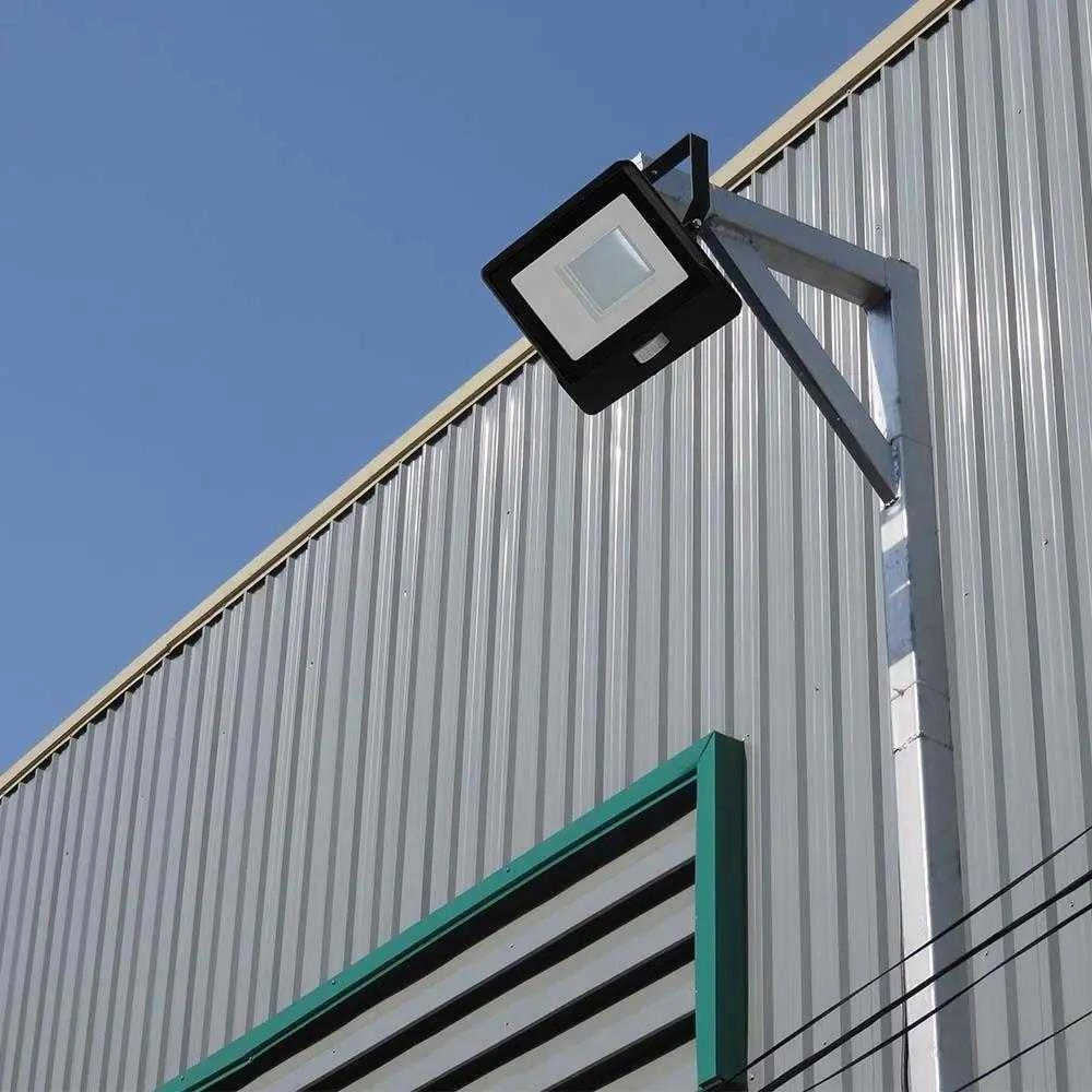 20W LED prožektorius V-TAC, juodu korpusu, 3000K, su judesio davikliu