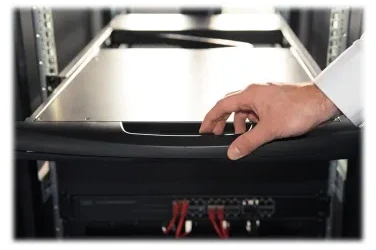 Assmann Electronic DIGITUS modulinė 43,2 cm 17 colių TFT konsolė su 8 prievadų KVM US klaviatūra RAL 9005 juodos spalvos