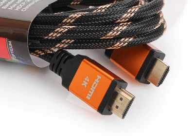 HDMI kabelis su oranžinėmis jungtimis