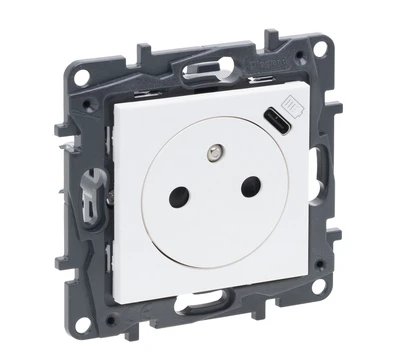 Legrand Įkroviklis USB-C su vienu lizdu su įžeminimu su langinėmis kroviklis type C 1,5A balta 863138