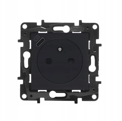 Legrand Niloe Step - 2P+E maitinimo lizdas su USB tipo C esančiu plokštelėje, automatiniai gnybtai, su užraktu - juoda 863538