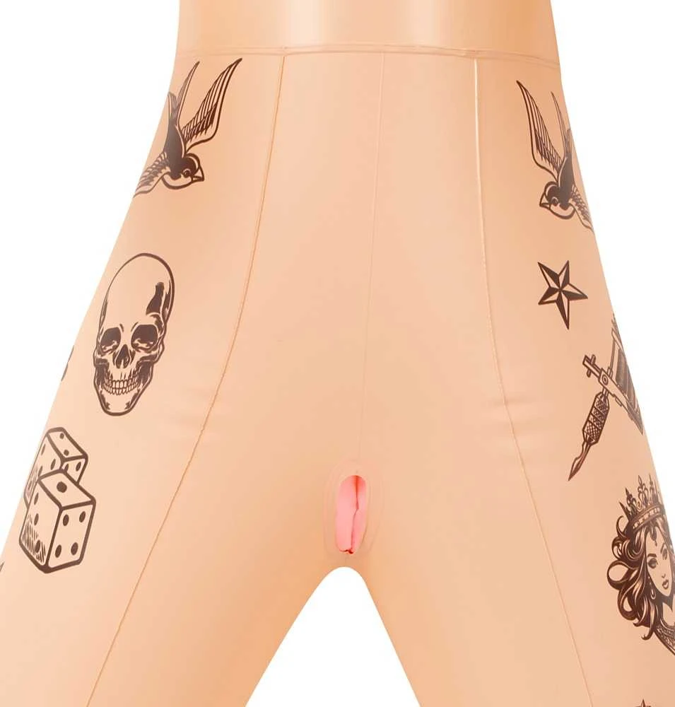 „NaughtyDollz“ tatuiruota sekso lėlė