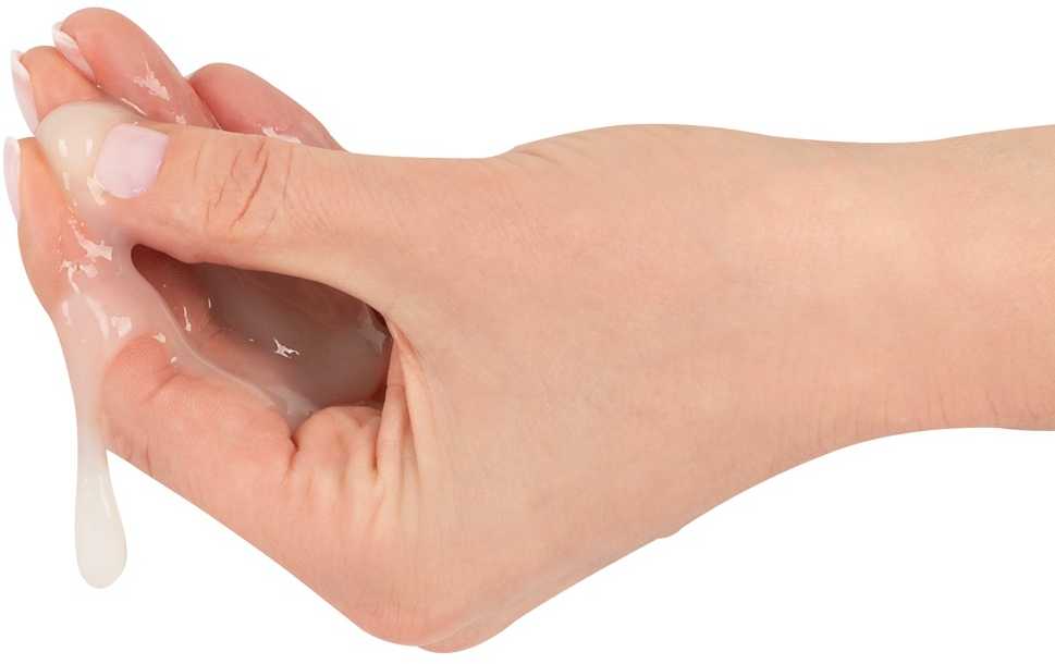 Yigit dostiga yordam berdi jerk off uning Dick va u