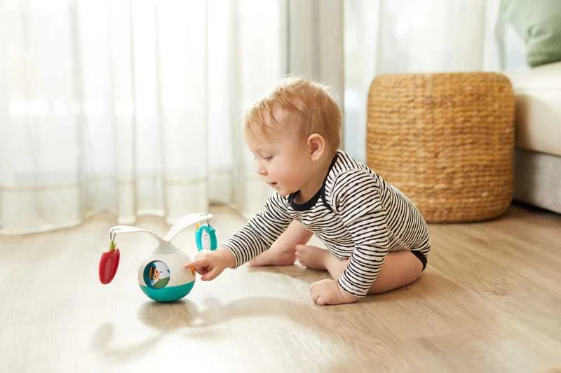 Tiny Love karuselė - interaktyvus žaislas pievoje