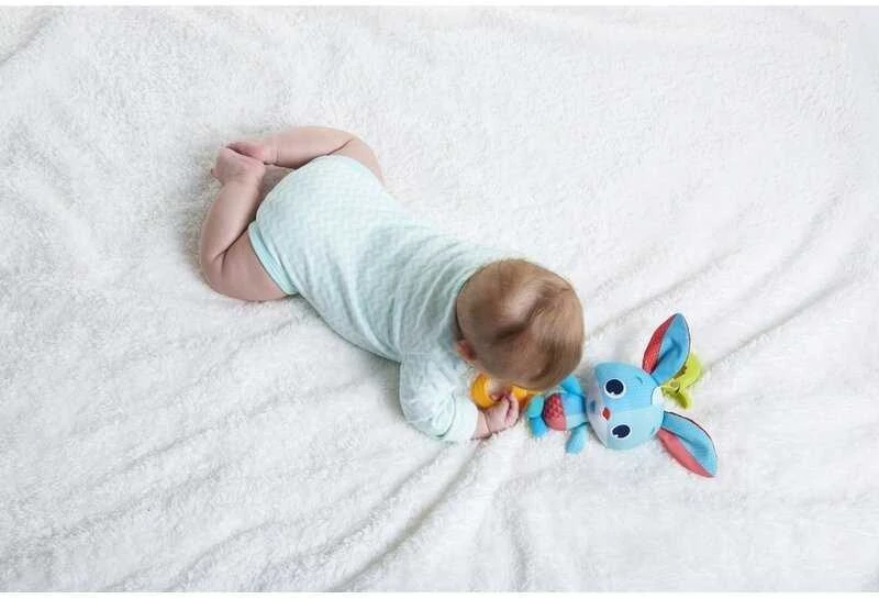 Tiny Love pakabinamas vibruojantis žaislas kiškis