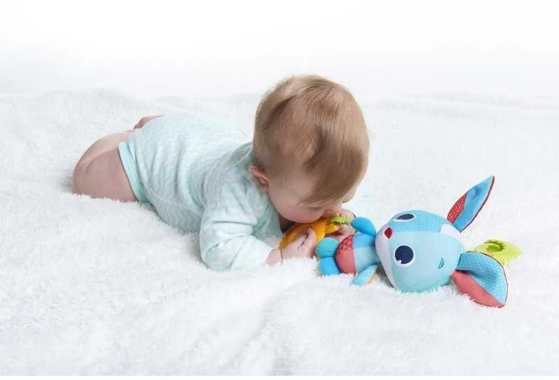 Tiny Love pakabinamas vibruojantis žaislas kiškis
