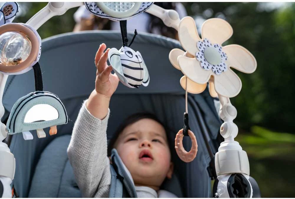 Tiny Love barškučių lankas vežimėliui, baltos spalvos