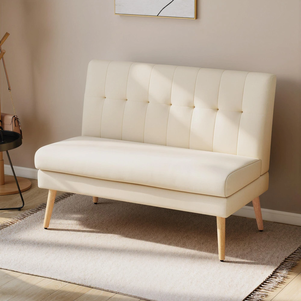 2 vietų sofa, dygsniuotas atlošas, medinės kojelės, storas paminkštinimas, lino išvaizda, mažiems kambariams, smėlio spalvos