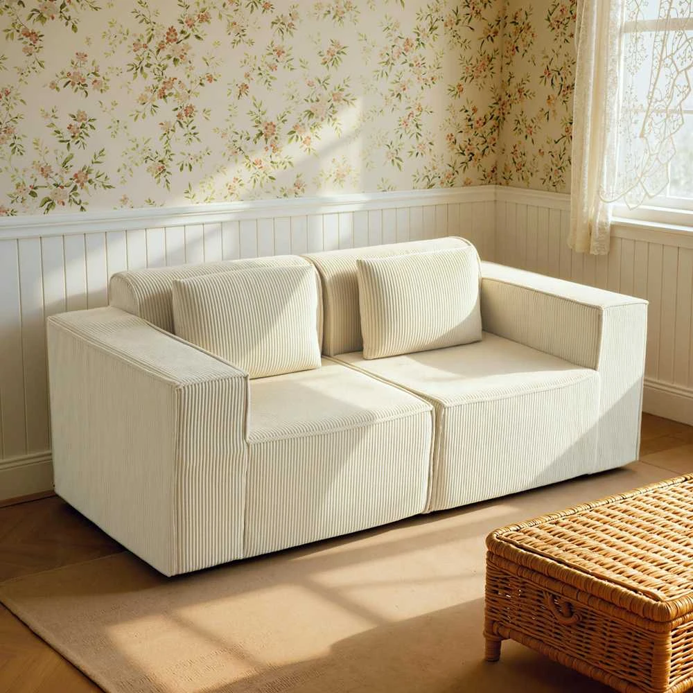 Fotelis Trivietė sofa, minkšta porolono konstrukcija, platūs porankiai, 2 pagalvės, velvetinis audinys, smėlio spalvos